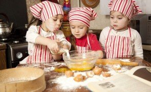 criancas cozinhando
